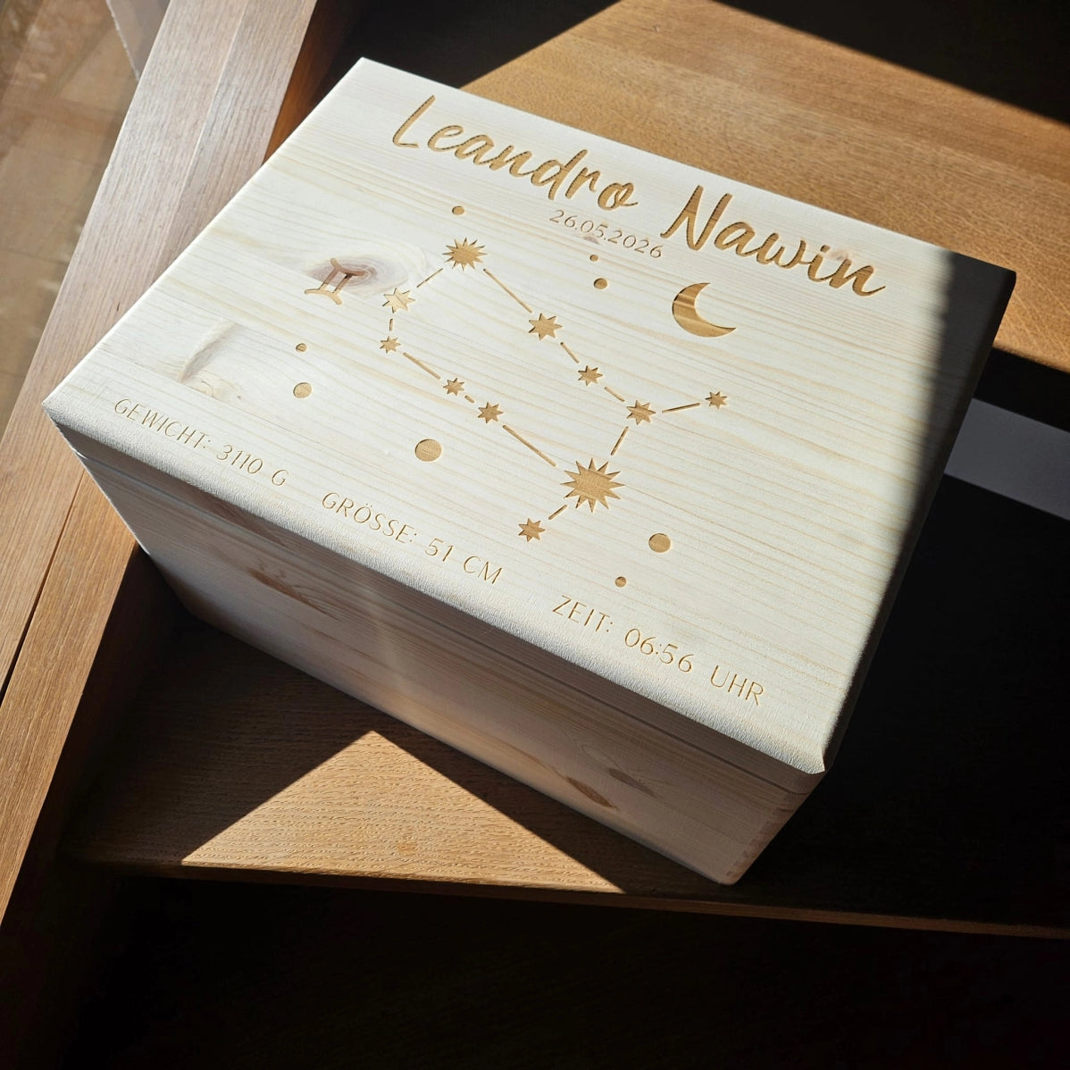 personalisierte erinnerungskiste sternzeichen zwilling mit sternenbild und name aus holz