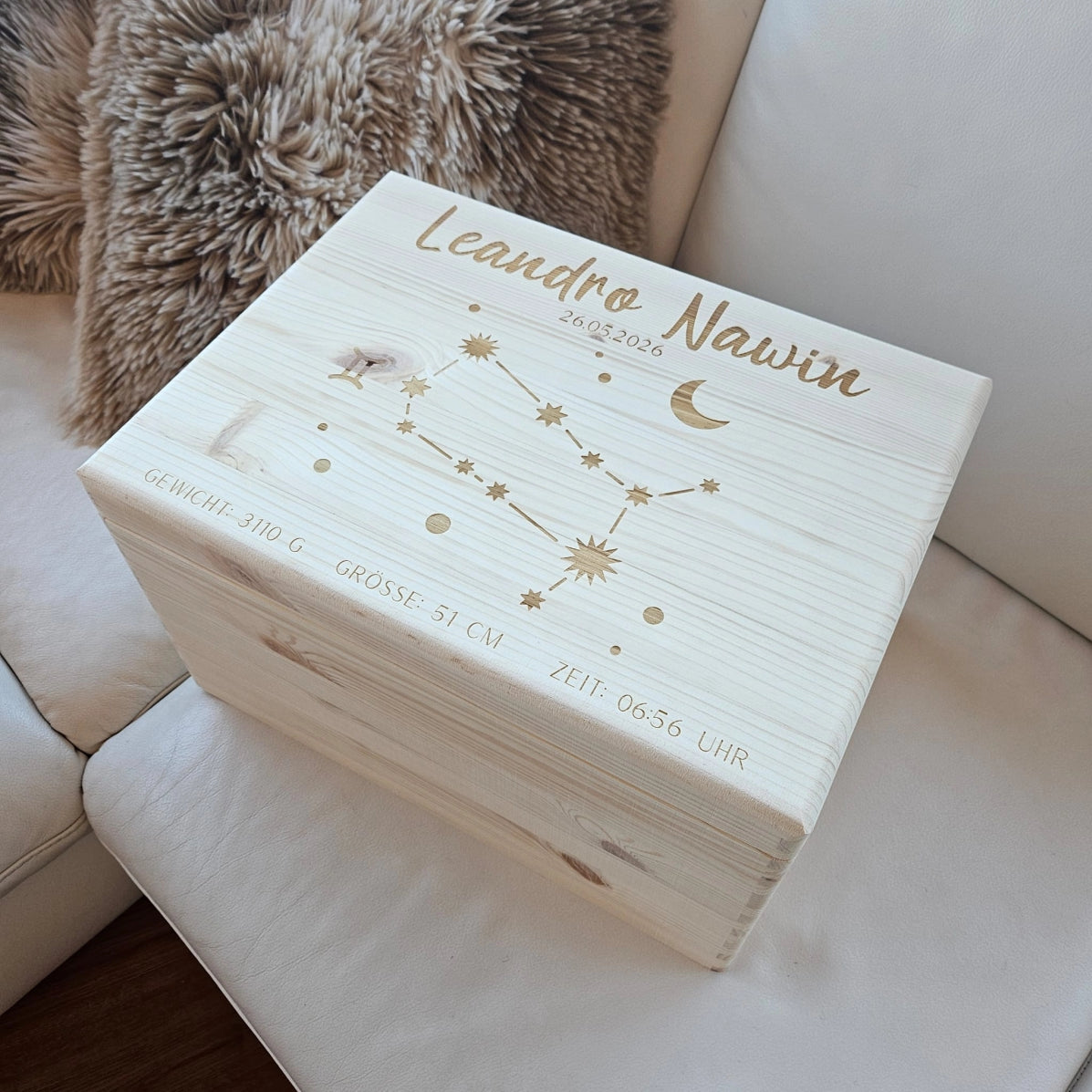 personalisierte erinnerungskiste sternzeichen zwilling mit sternenbild und name aus holz