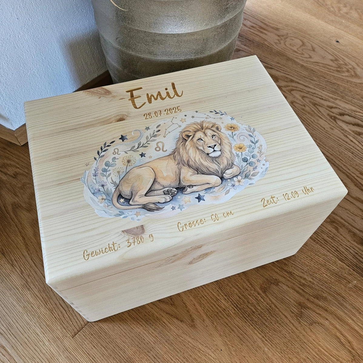 personalisierte erinnerungskiste sternzeichen löwe mit name aus holz für wertvolle kindheitserinnerungen