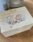 personalisierte erinnerungskiste sternzeichen löwe mit name aus holz für wertvolle kindheitserinnerungen