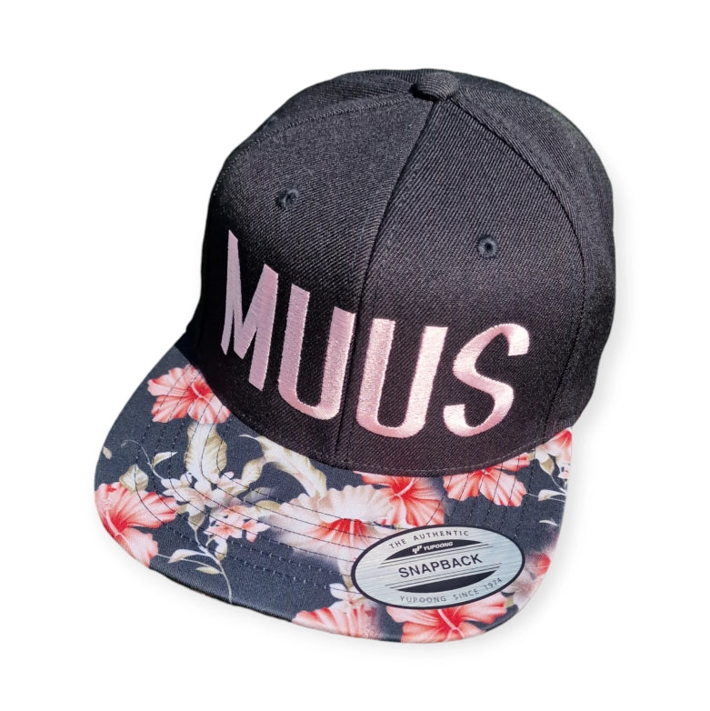 Mädchen Cap Flexfit mit Muster und dem Wort MUUS caps snapback und farbigem Schild mit muus motiv gestickt in rosa