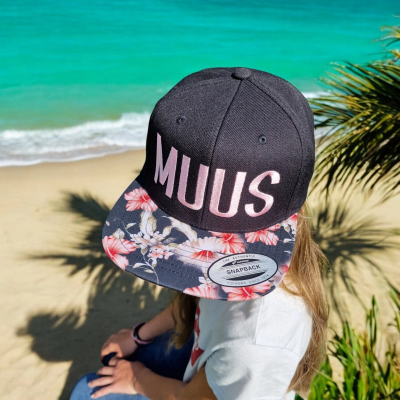 flexfit caps snapback und farbigem Schild mit muus motiv gestickt in rosa auf kopf von mädchen am strand