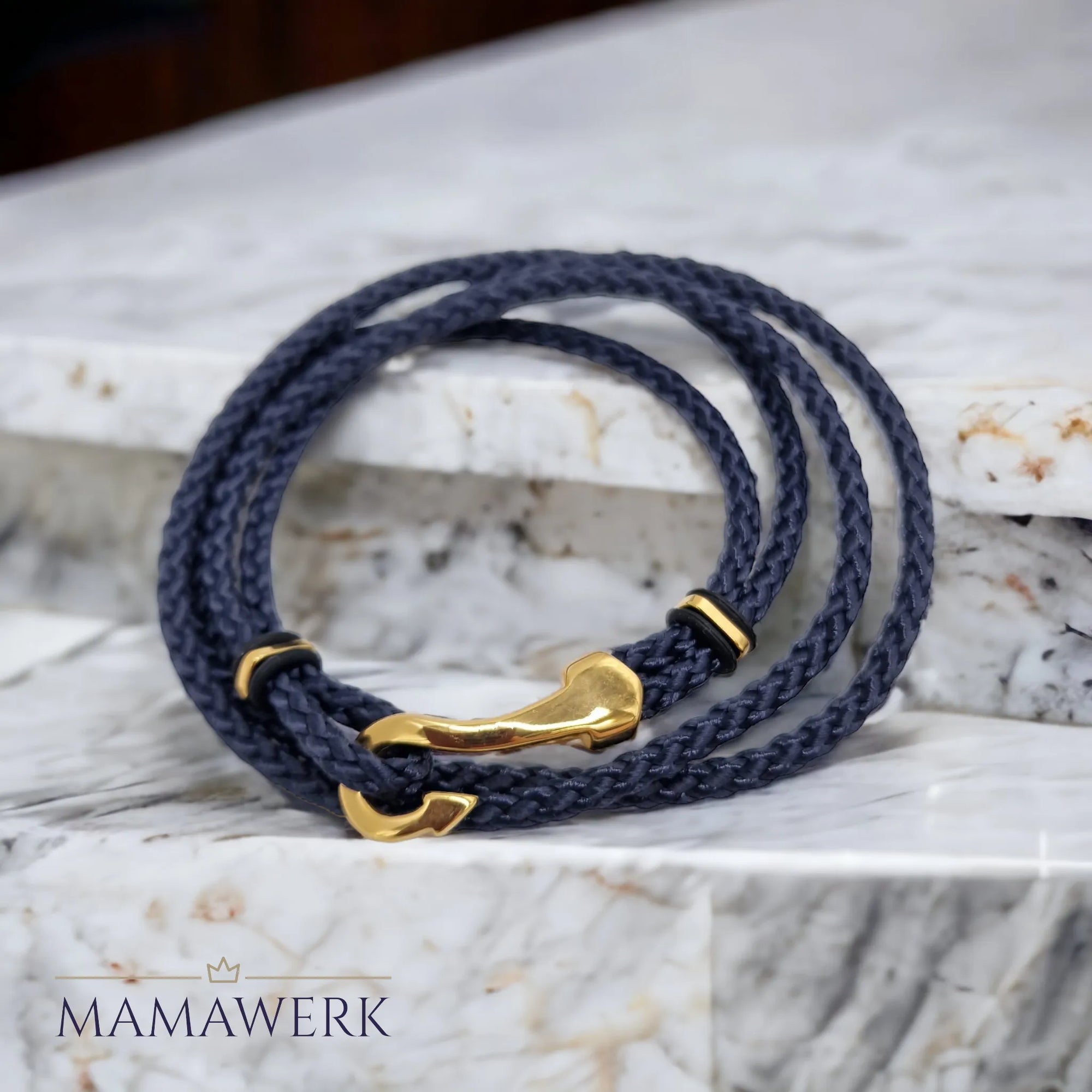 Schönes dunkles Armband mit Goldverschluss, ein Geschenk als Teil vom Schwangerschaftskalender.