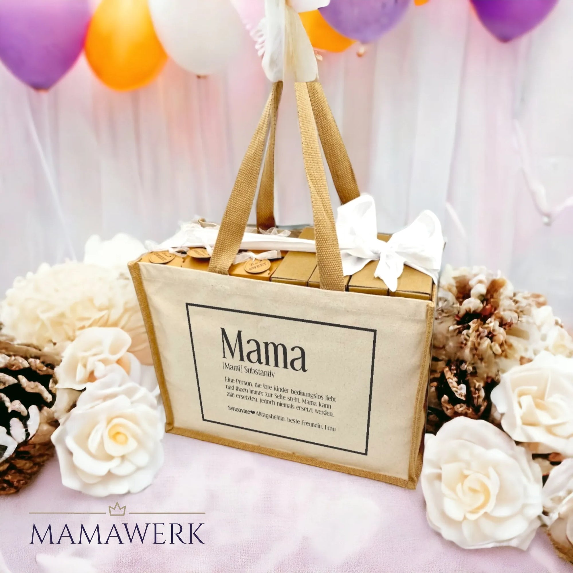 Schwangerschaftskalender in Geschenkverpackung mit schöner heller Stofftasche mit Mama Schriftzug und Bedeutung, sowie weisser Schleife. Vor weissem Hintergrund mit weissen Blumen umrahmt.