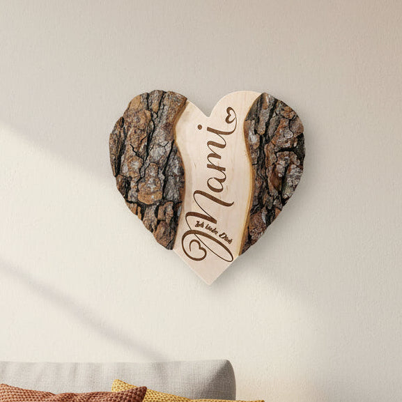 Herz aus Baumstamm mit Baumrinde, in der Mitte mit Namen und Text personalisiert