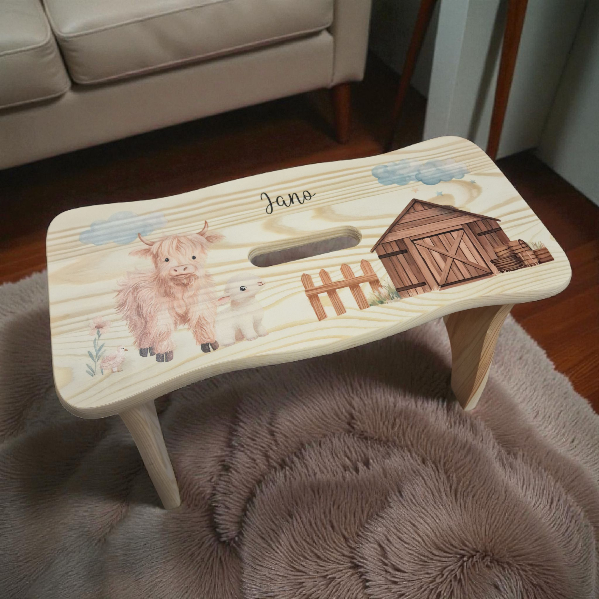 wunderschöne holzschemel aus fichtenholz mit bauernhof Motiven und namen personalisiert