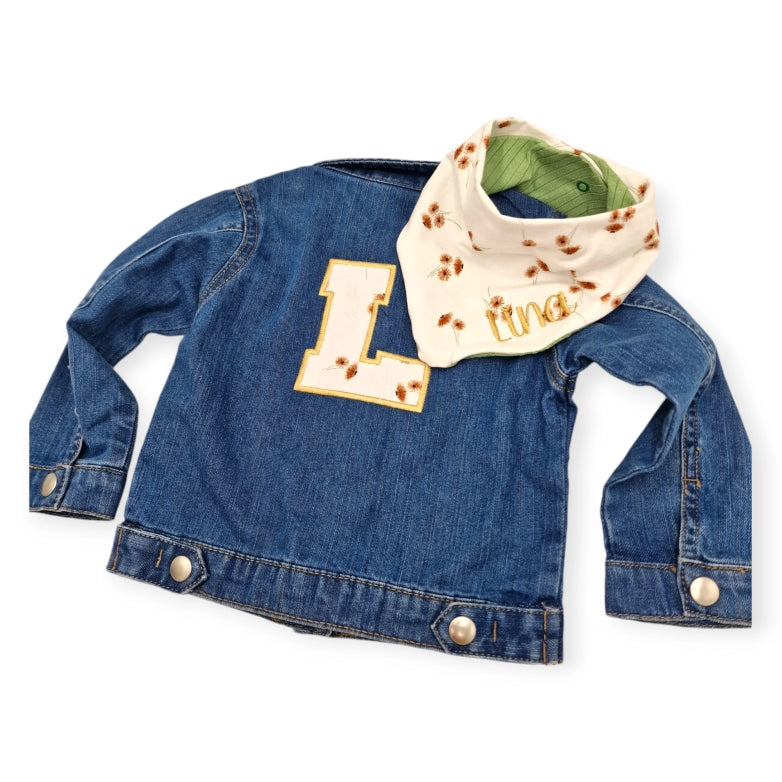 Kinder Jeansjacke mit Namen inkl. Dreieckstuch mit Blumenmuster kinder jeansjacke blau mit grossem buchstaben bestickt und dreieckstuch mit namen bestickt in gold