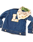 Kinder Jeansjacke mit Namen inkl. Dreieckstuch mit Blumenmuster kinder jeansjacke blau mit grossem buchstaben bestickt und dreieckstuch mit namen bestickt in gold