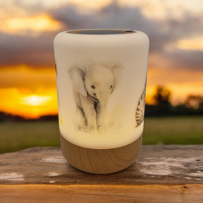 Leuchtendes Led Nachtlicht mit Holzsockel und Elefantmotiv auf Leuchtmantel