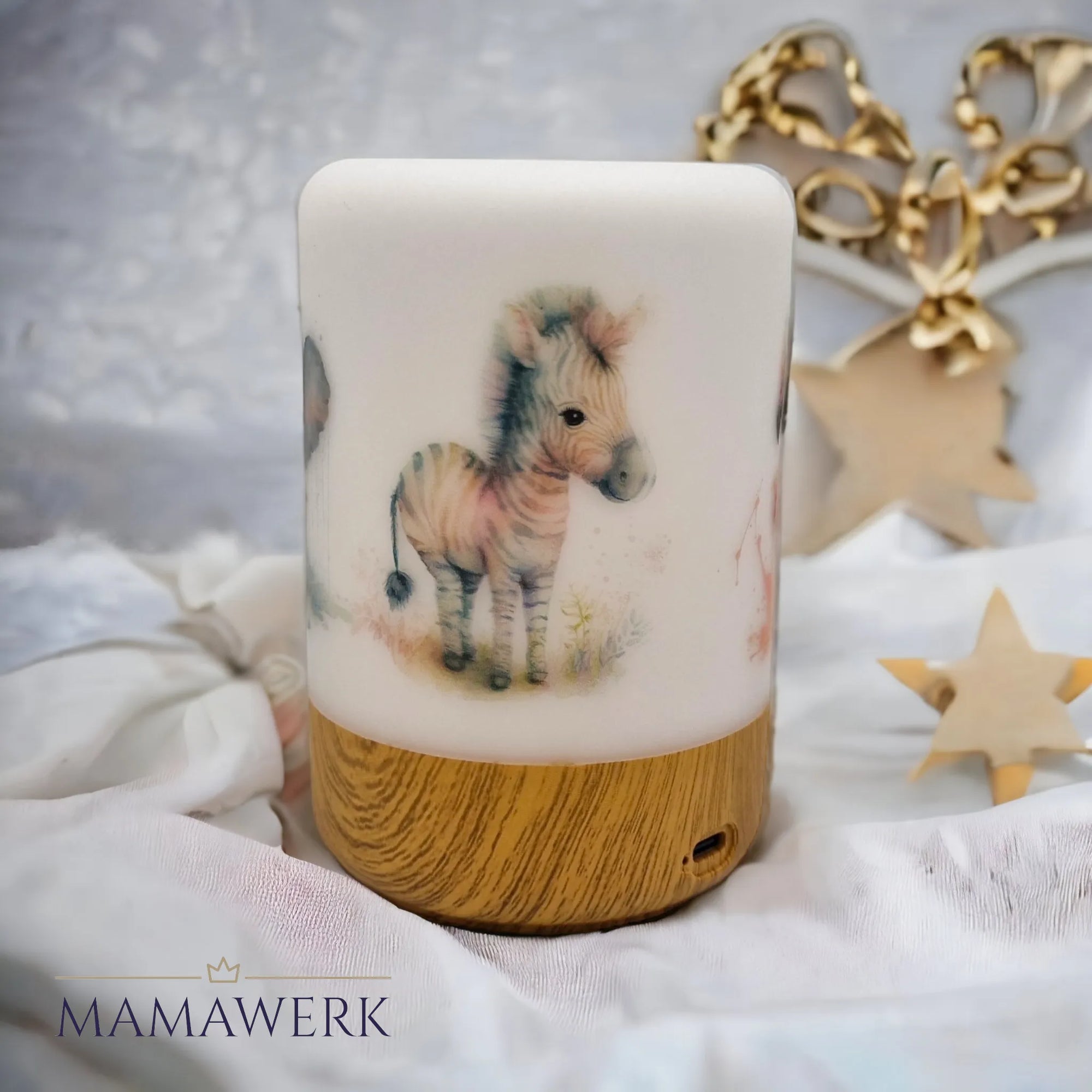 LED-Nachtlicht mit Holzsockel und Boho-Zebra Motiv, vor weissem, dekoriertem.