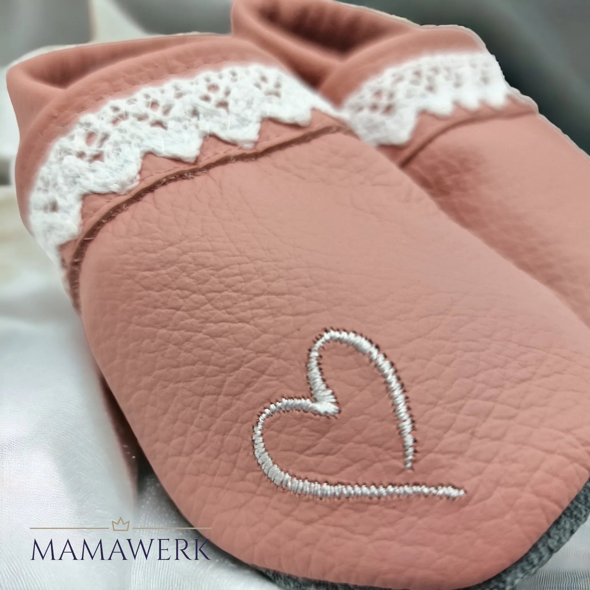 Nahaufnahme von rosa Lederfinken für Kinder mit beigem Oberleder, welches mit Boho-Regenbogen Motiv bestickt ist. Die Sohle ist aus grauem Leder und rutschfest.