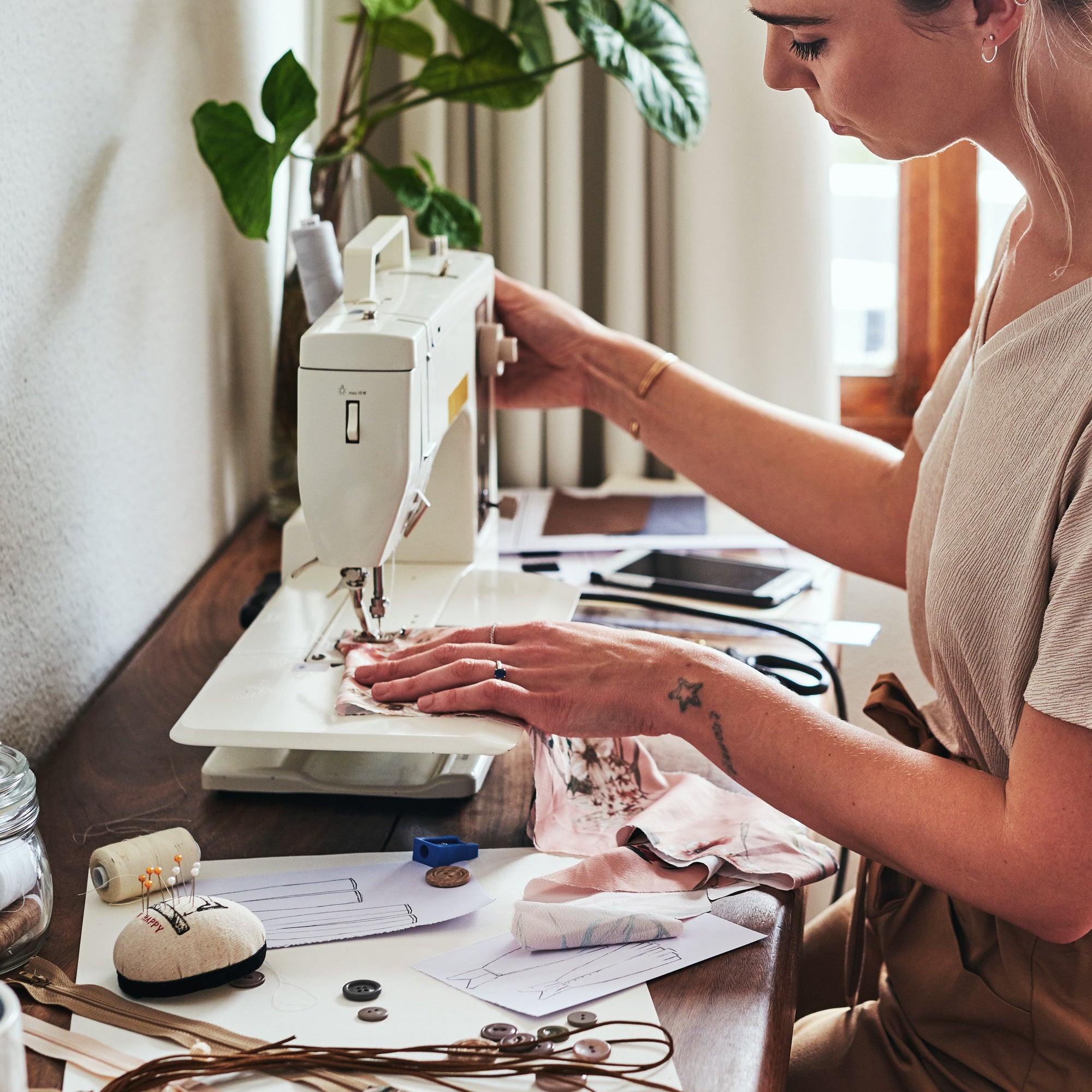 frau am nähen im atelier