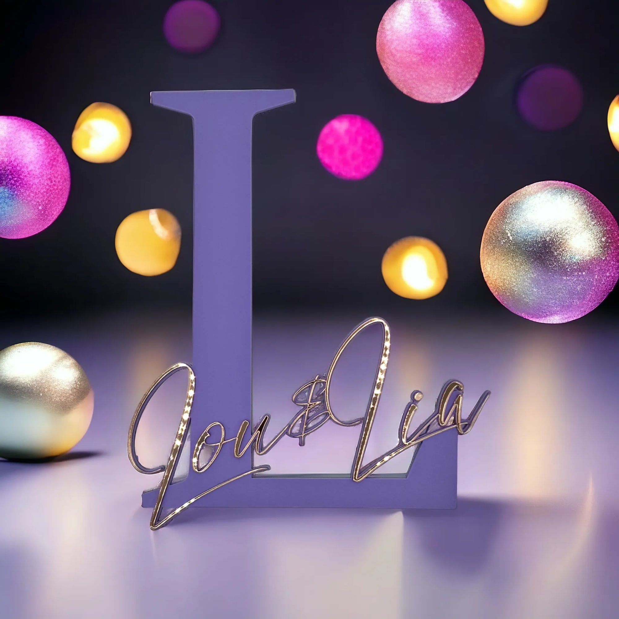Stehende Namensdekoration aus violettem Acrylglas, mit Buchstaben und Namen personalisiert.