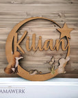 Rundes Namensschild von Mamawerk aus Holz mit bedrucktem Boho Fuchs, Igel und Hase.