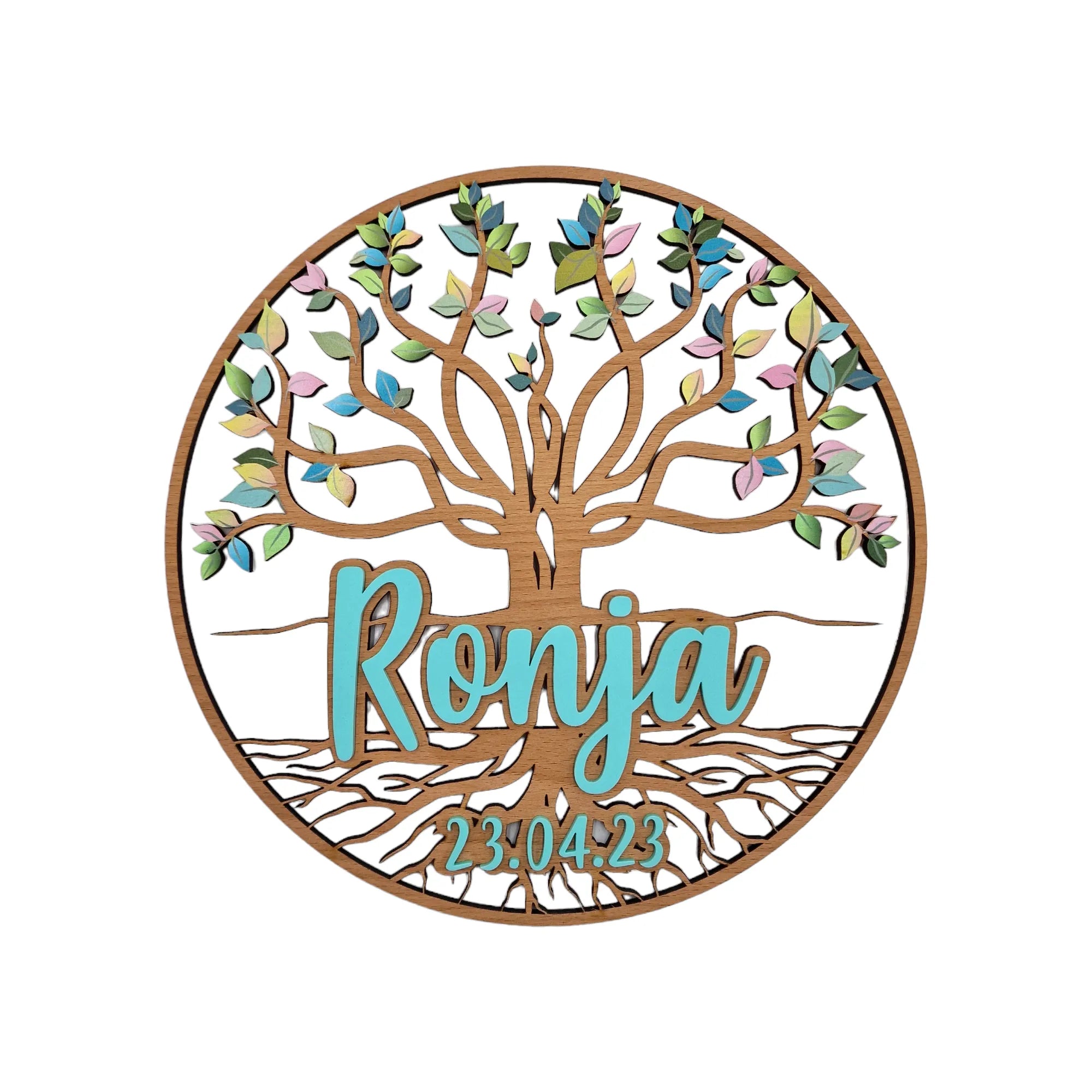 Rundes Namensschild Lebensbaum Baby mit Namen von Mamawerk aus Holz, mit blauem Namen und Geburtsdatum aus Acrylglas sowie Lebensbaum mit farbigen Blättern bedruckt.