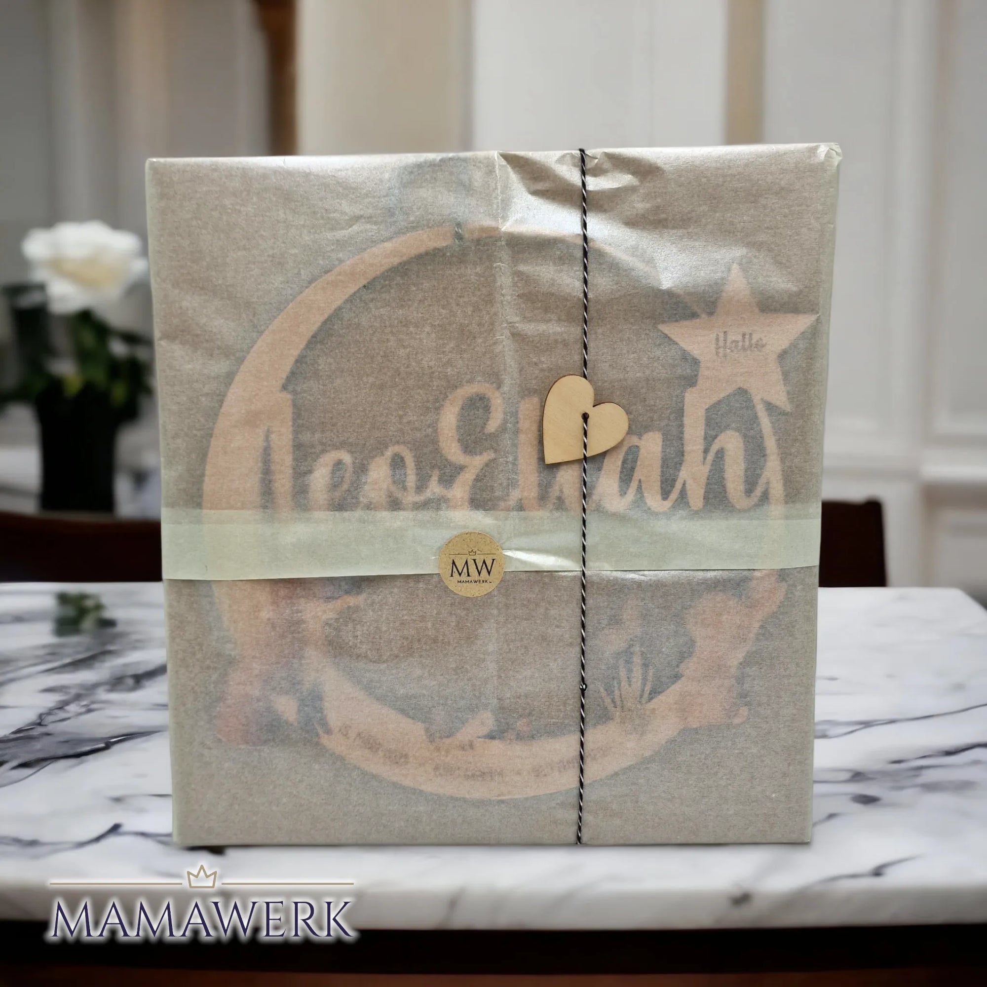 Rundes Namensschild von Mamawerk aus Holz mit bedrucktem Boho Fuchs, Igel und Hase in Geschenkverpackung