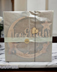 Rundes Namensschild von Mamawerk aus Holz mit bedrucktem Boho Fuchs, Igel und Hase in Geschenkverpackung