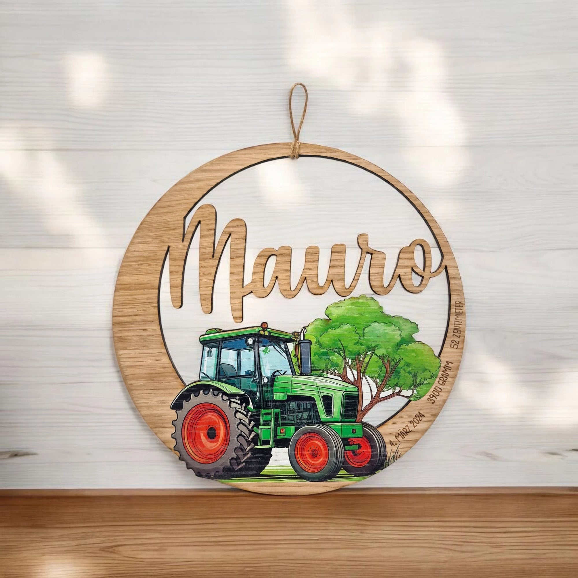 eine wunderschöne Kinderzimmerdekoration mit dem schönen Namensschild Traktor grün mit Namen und Geburtsdaten personalisiert