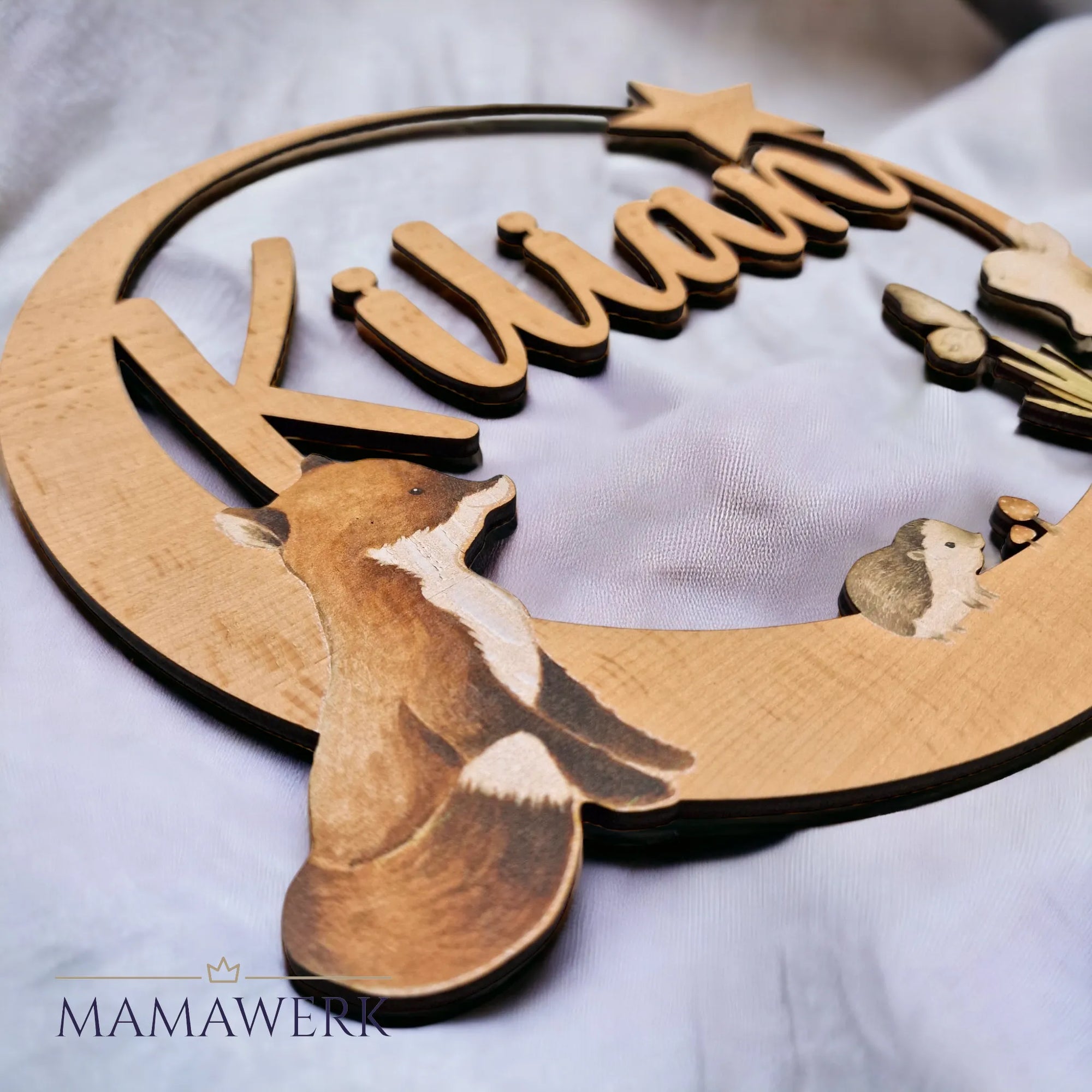 Rundes Namensschild von Mamawerk aus Holz mit bedrucktem Boho Fuchs, Igel und Hase.