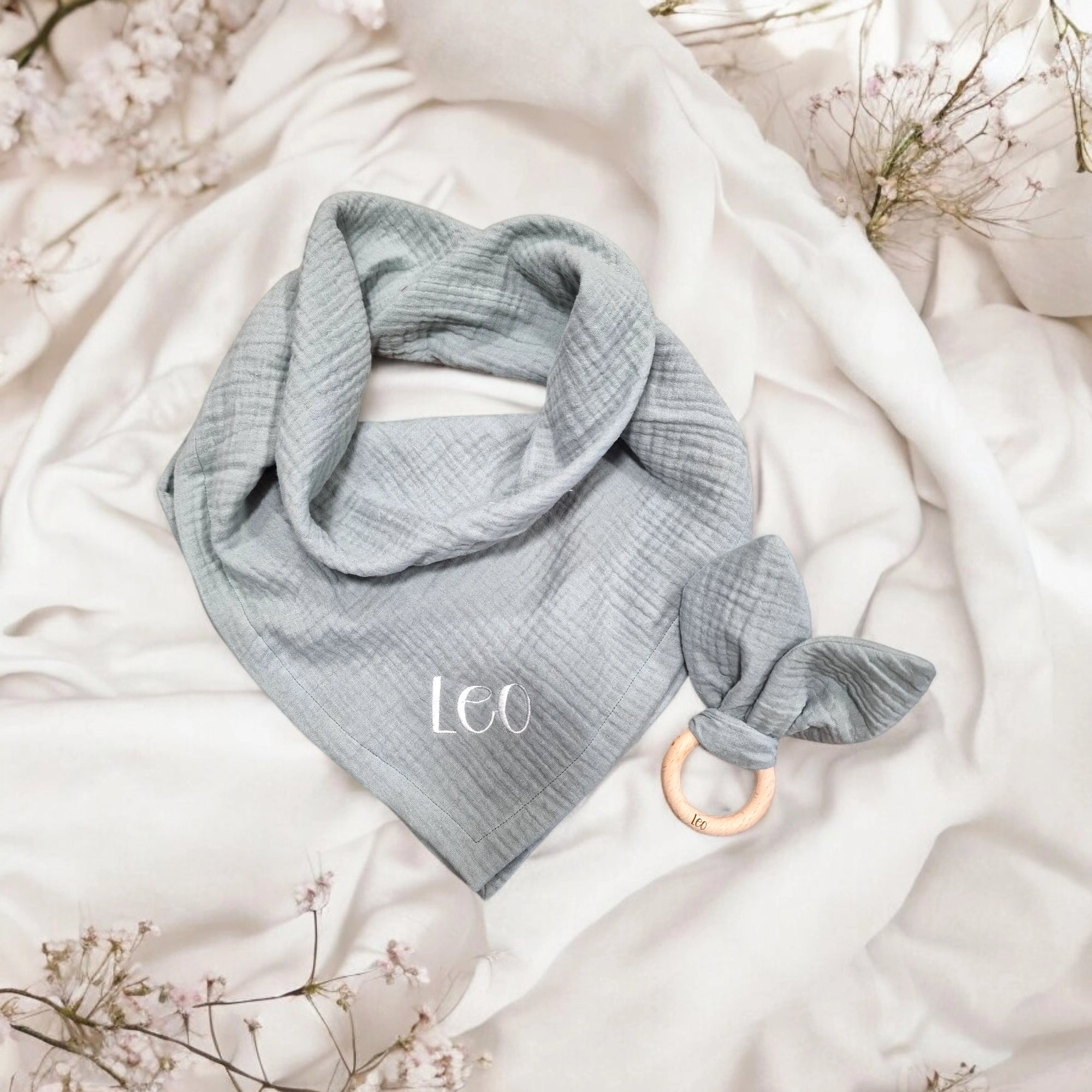 nuschi und beissring geschenkset aus musselin stoff in mint mit namen bestickt