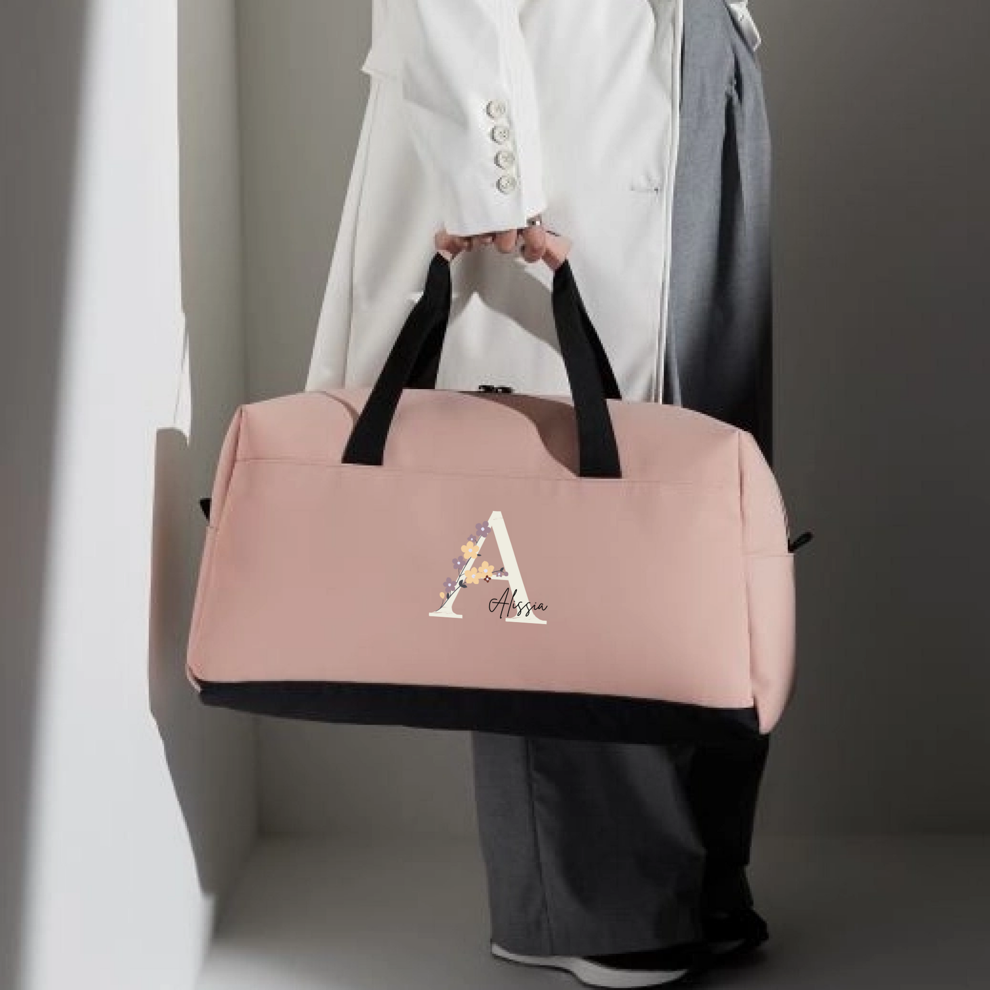 wunderschöne Reisetasche bestickt mit Buchstaben Blumen und Namen personalisiert