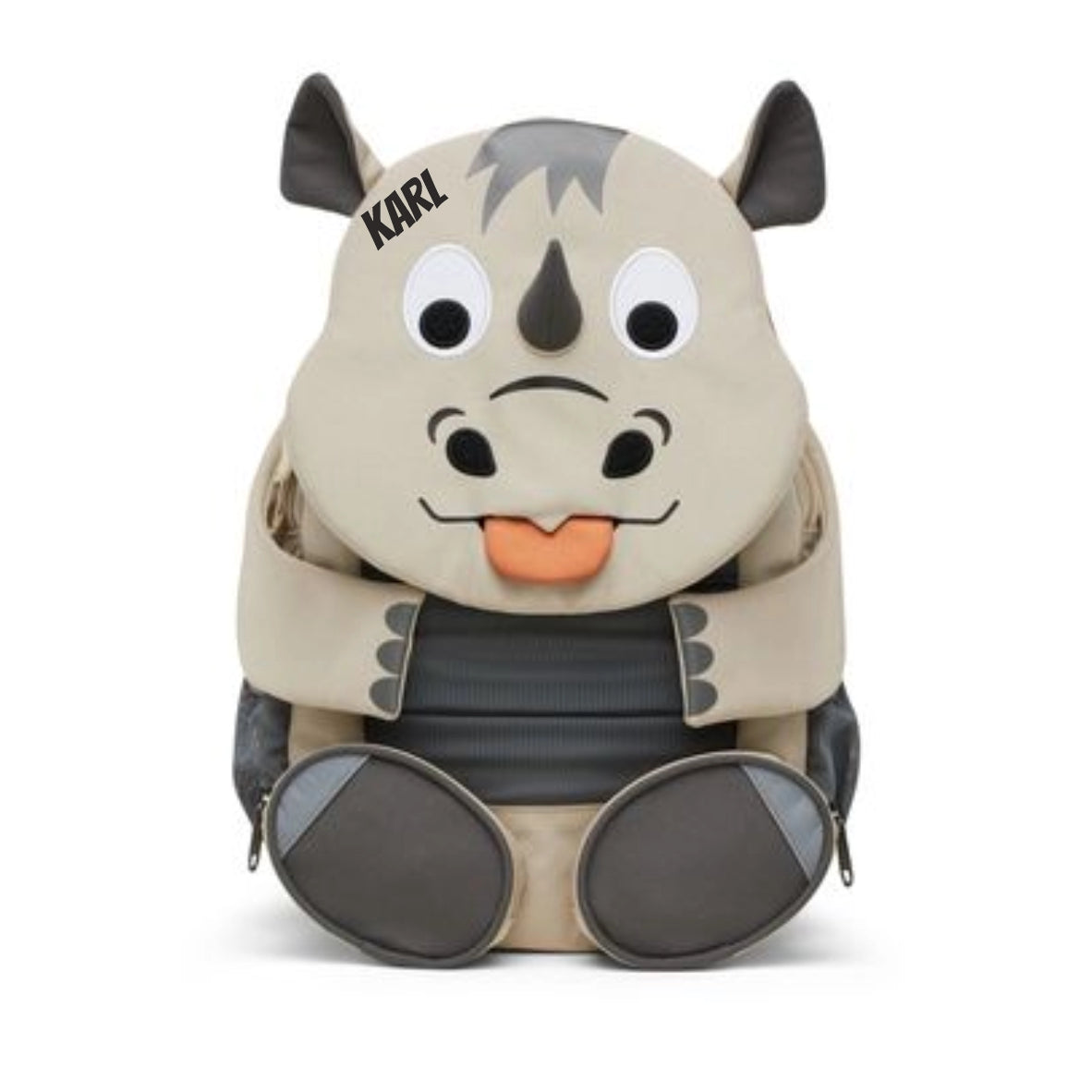 Beige grauer Rucksack mit Nashorn Gesicht als Rucksackklappe und ausziehbarer Zunge. Personalisiert mit Namen auf der Stirn. Graue Nashornfüsse an der Seitenfront mit Reissverschluss dienen als kleine Täschchen. Stirn